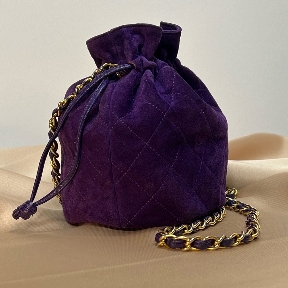 AMAZING CHANEL VINTAGE PURPLE bag with drawstring handles, 24 gold-plated chain. - Picture 4 of 12